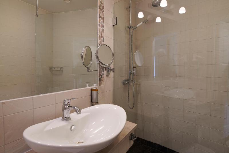Deluxe Double Room image 2