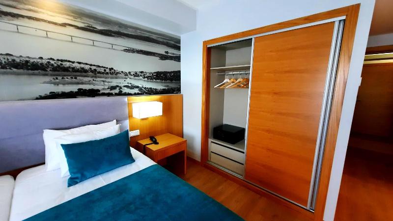 Superior Twin Room image 3