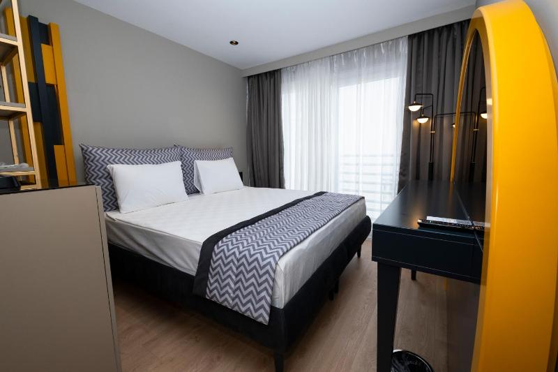 Double or Twin Room with Partial Sea View image 4