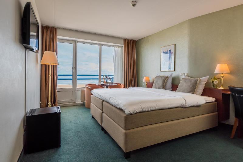 Double Room with Sea View image 3