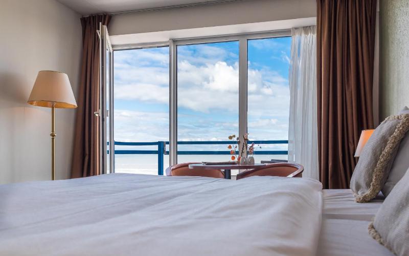 Double Room with Sea View image 4