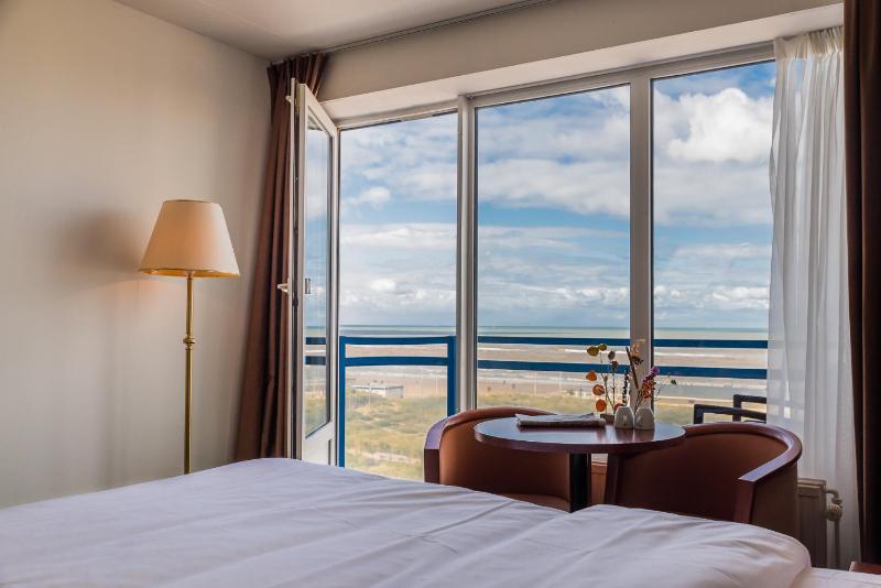 Double Room with Sea View image 2