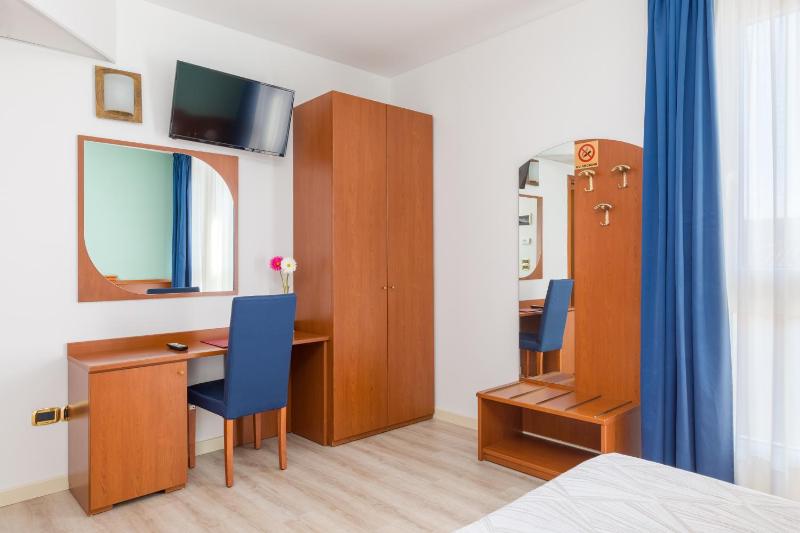 Twin Room image 4