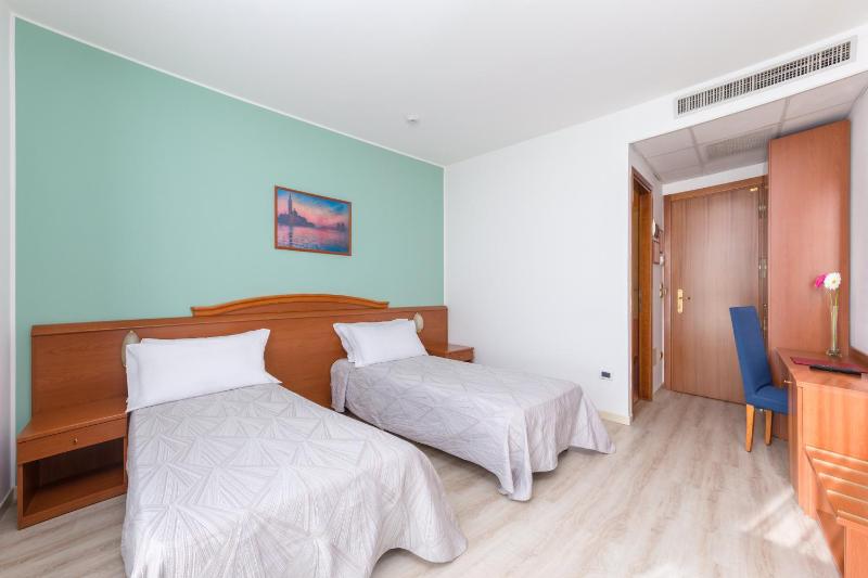 Twin Room image 2