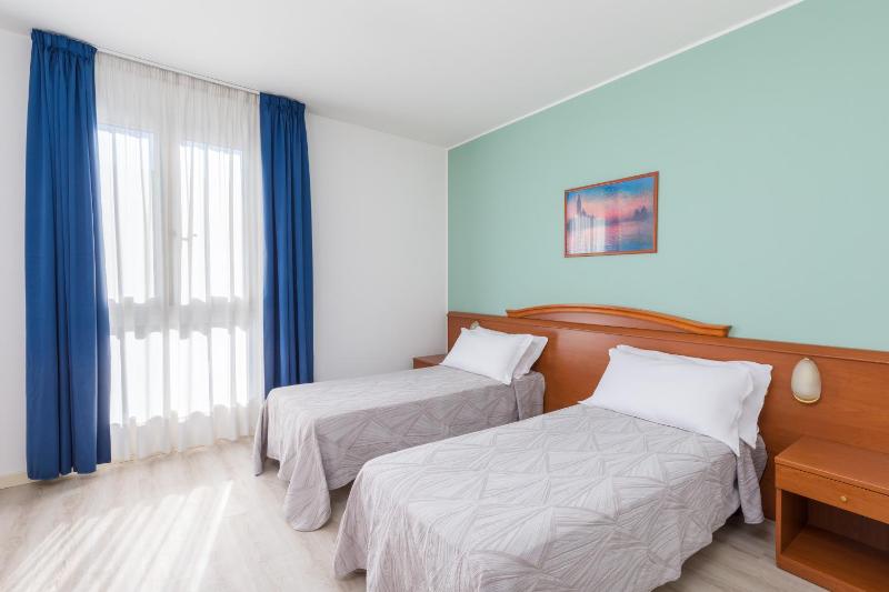 Twin Room image 1