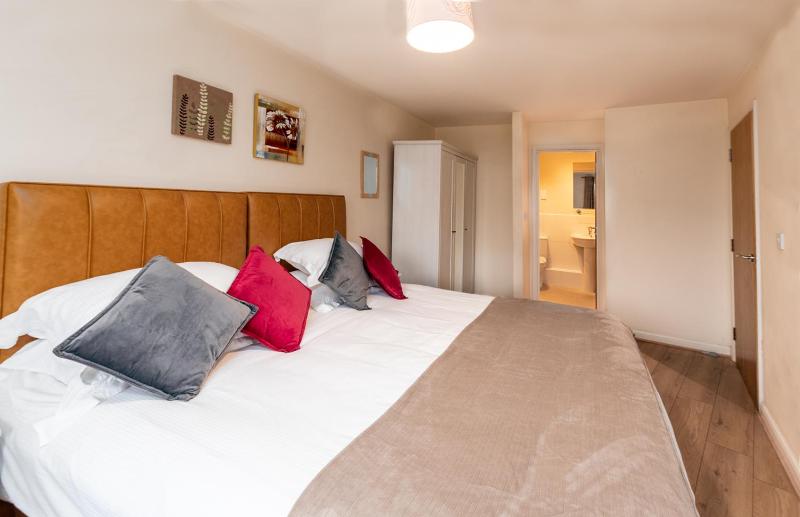 Executive Two-Bedroom Apartment Handleys Court image 4