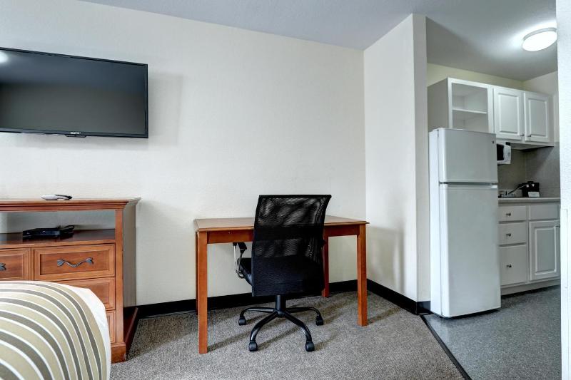 King Room - Accessible/Non-Smoking image 4