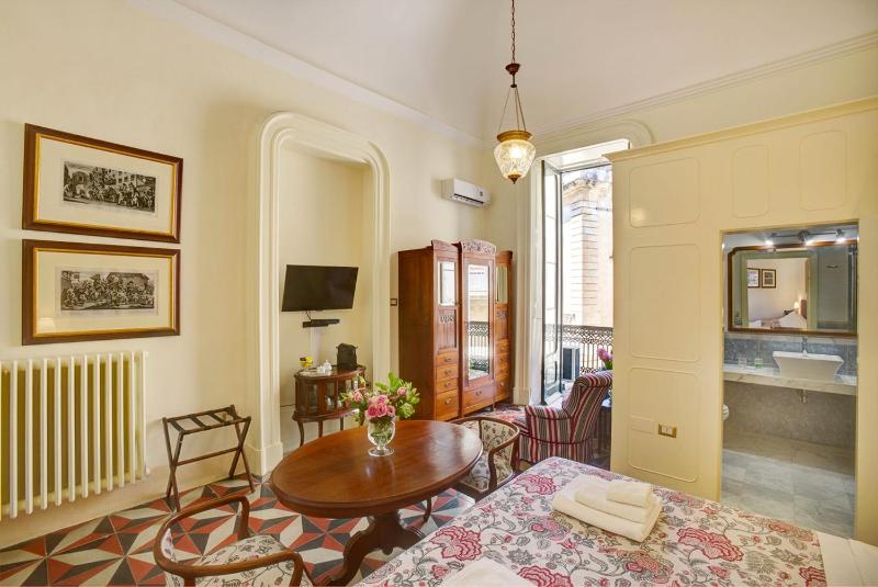 Double Room image 1