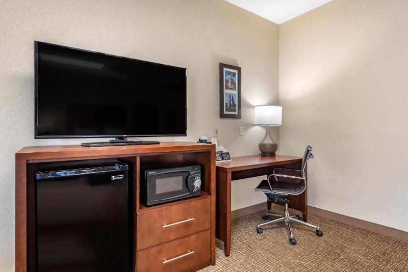 Queen Suite with Two Queen Beds - Non-Smoking image 3