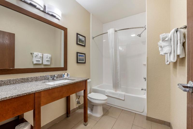 Queen Suite with Two Queen Beds - Non-Smoking image 2