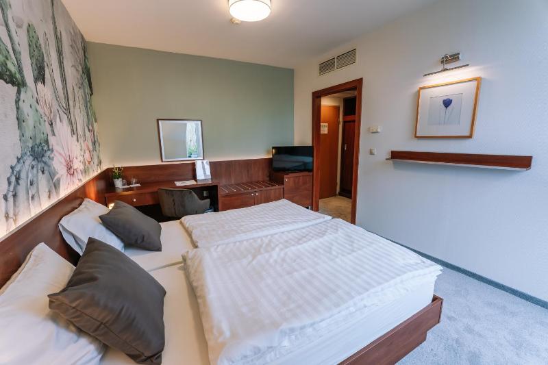 Double Room with Balcony image 2