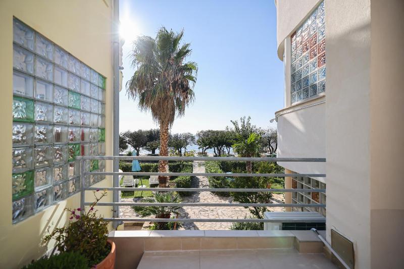 One-Bedroom Apartment with Sea View image 3