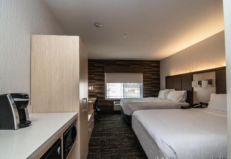 Standard Queen Room with Two Queen Beds and Bath/Shower image 2
