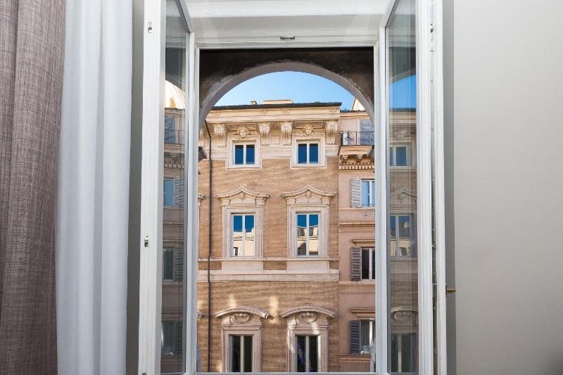 Deluxe King Room image 2