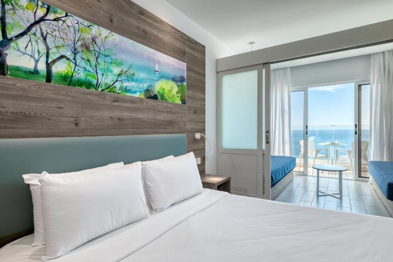 Family Room with Sea View (2 Adults + 2 Children) image 3