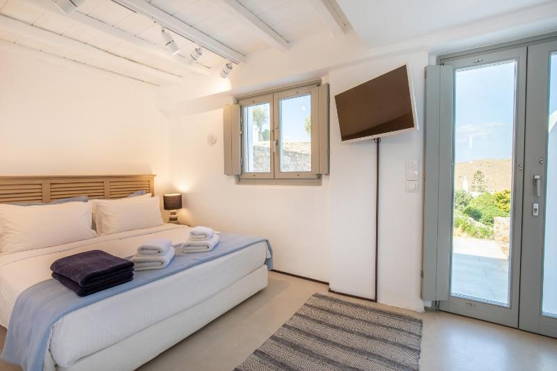 Double Room with Hot Tub image 1