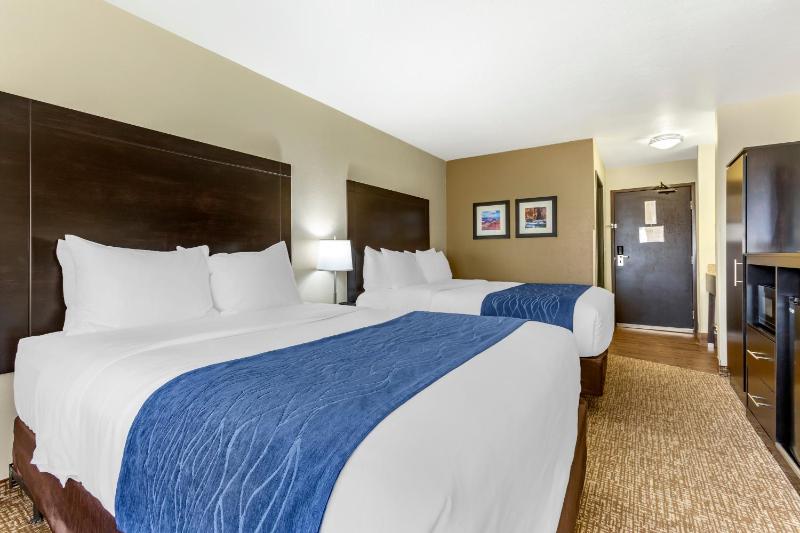 Standard Queen Room with Two Queen Beds image 4