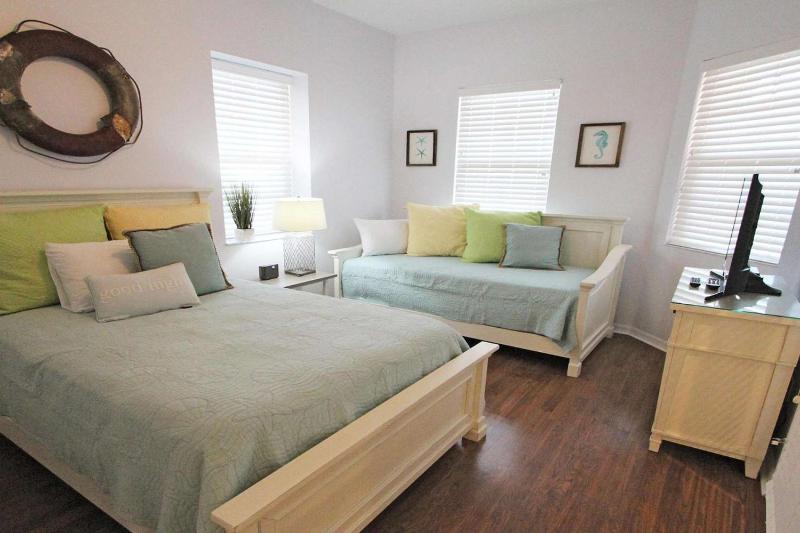 806 Harborview Grande - image 34