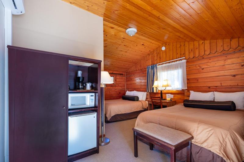 Queen Room with Two Queen Beds image 3