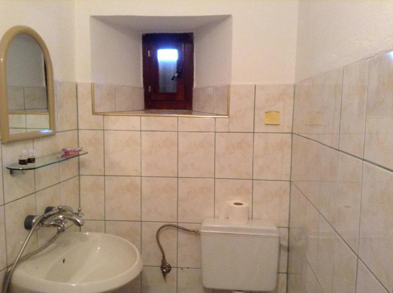 Twin Room image 4