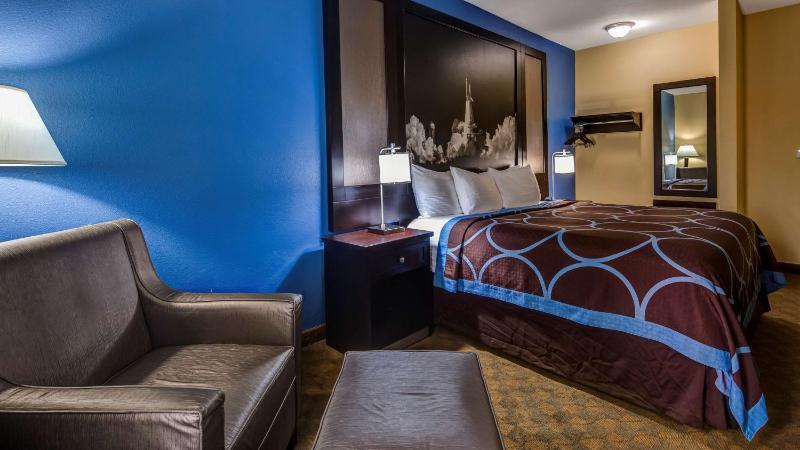 King Room with Walk-In Shower - Mobility Accessible image 3
