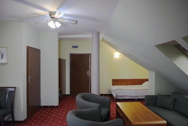 Deluxe Triple Room image 3