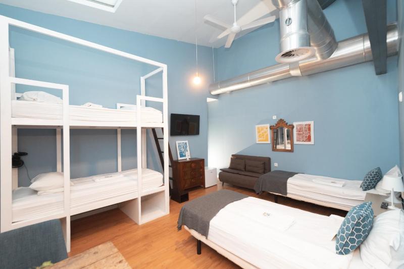 Quadruple Room with Private Bathroom image 3