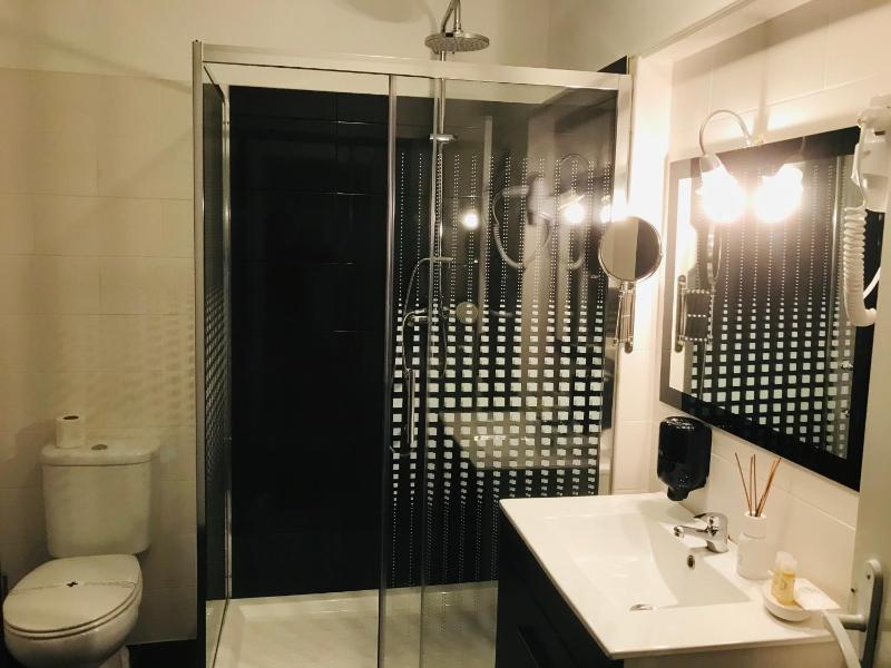 Deluxe Double Room image 2