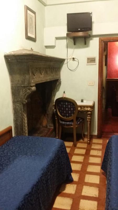 Economy Twin Room with Private External Bathroom image 3