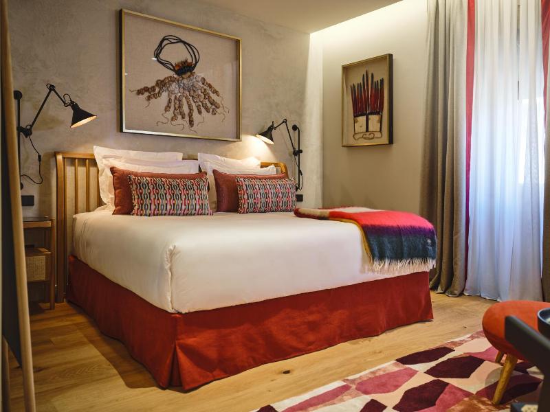 Deluxe Double Room image 3