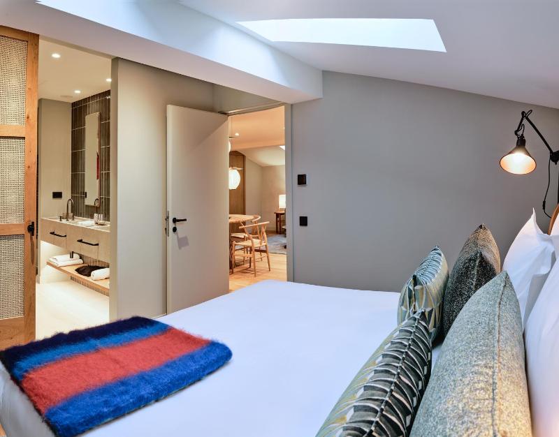 Deluxe Suite image 3
