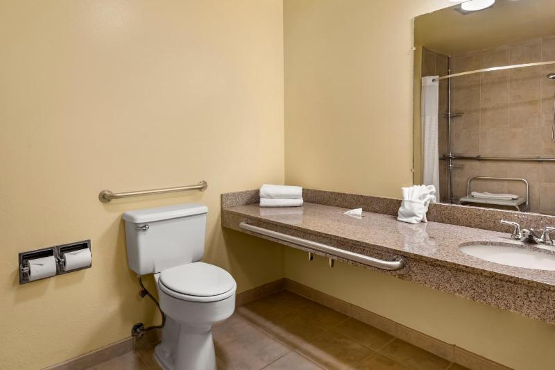 King Room - Accessible/Non-Smoking image 2