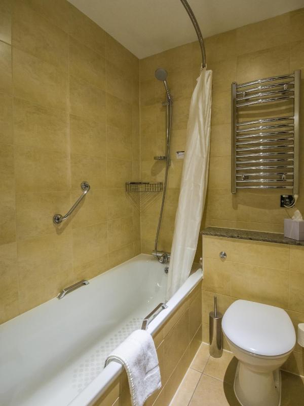 Classic Twin Room with Bath image 2