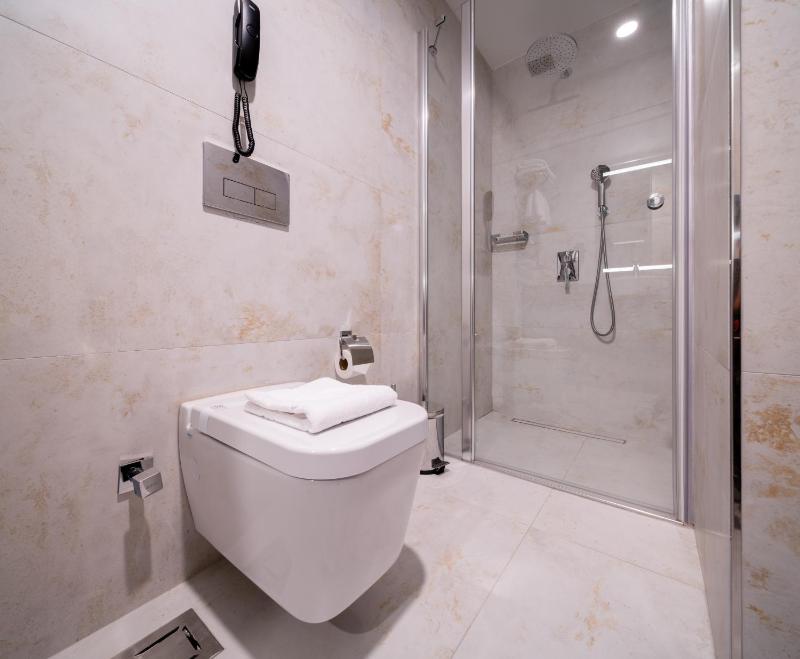 Standard Double Room image 4