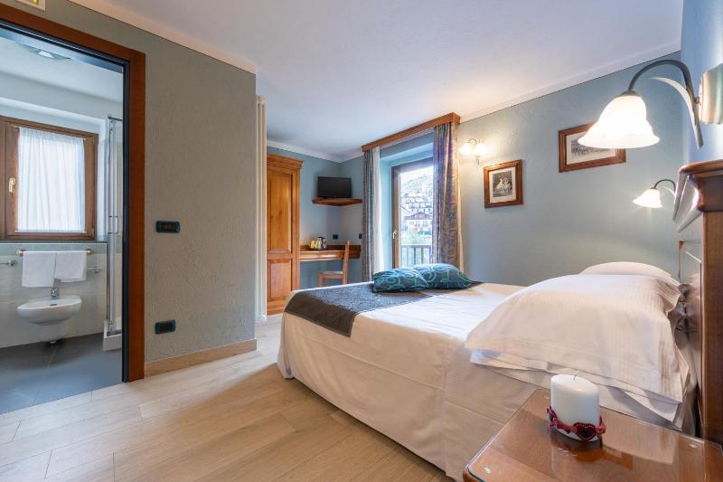 Double or Twin Room with Balcony image 3