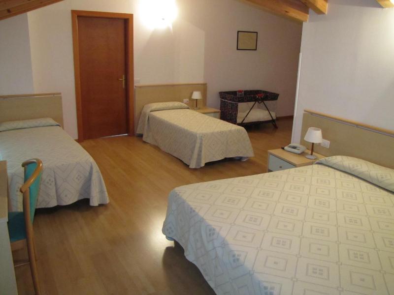 Classic Quadruple Room image 3