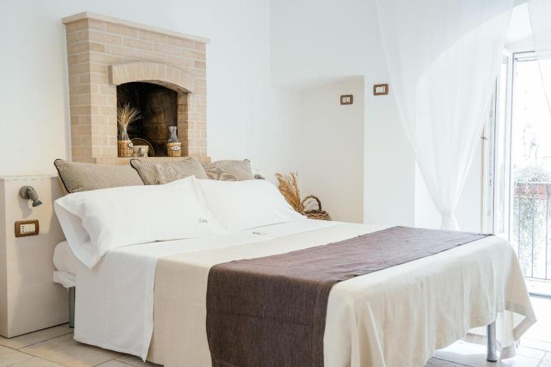 Deluxe Double Room with Balcony image 1