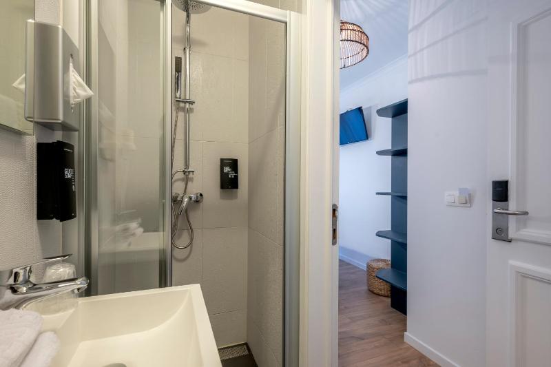 Small Single Room image 2