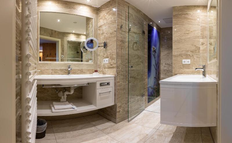 Double Room with Mountain View image 4