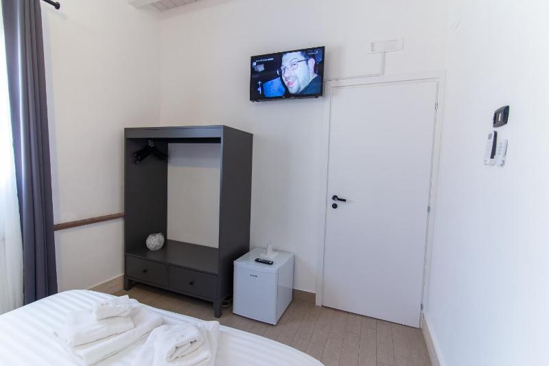 Standard King Room image 4