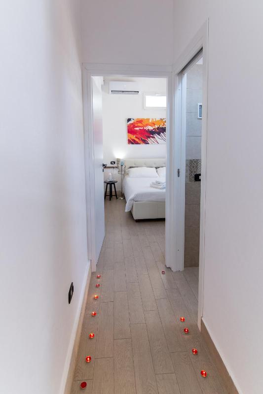 Standard King Room image 2