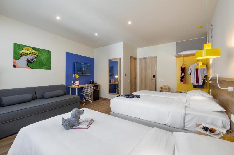 Premium Friends and Family Room image 3