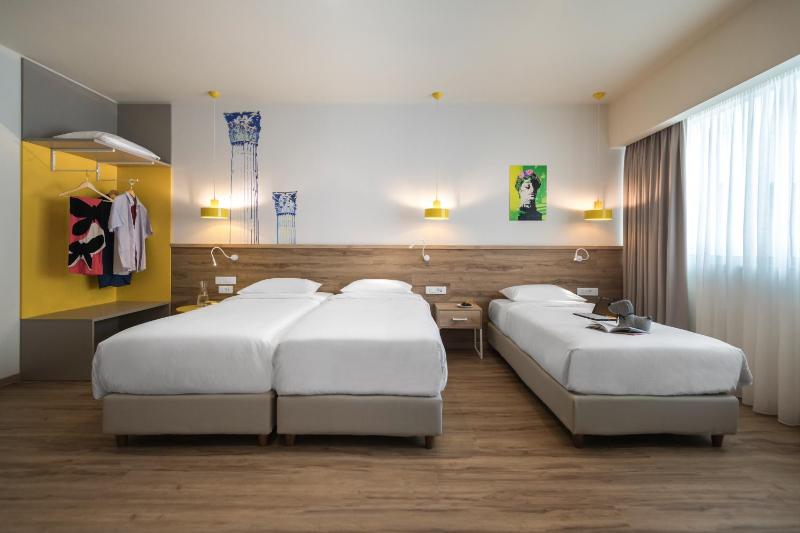 Premium Friends and Family Room image 2