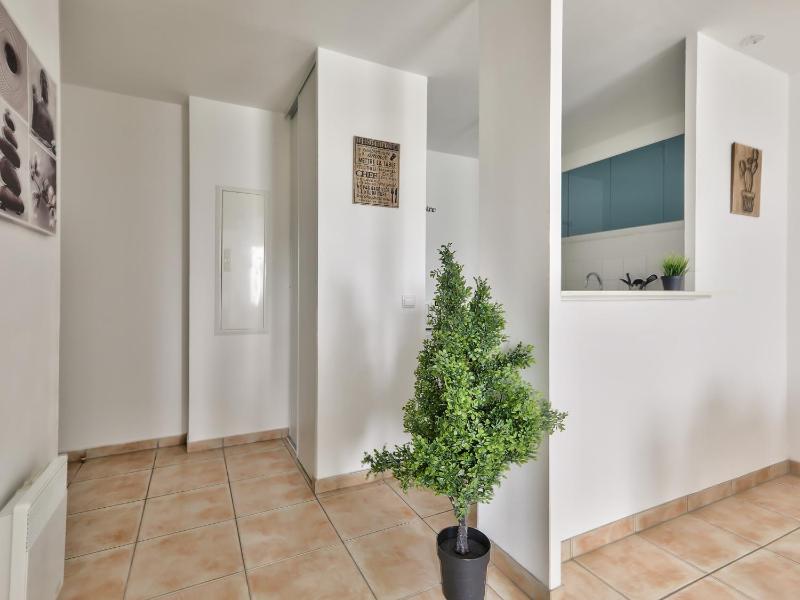 One-Bedroom Apartment image 3