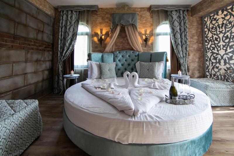 Suite with Spa Bath image 1
