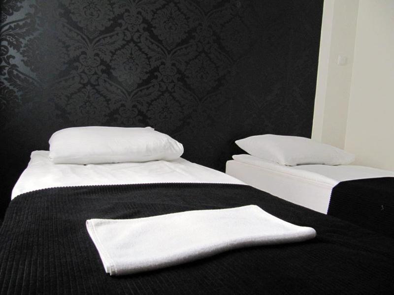 Twin Room image 1