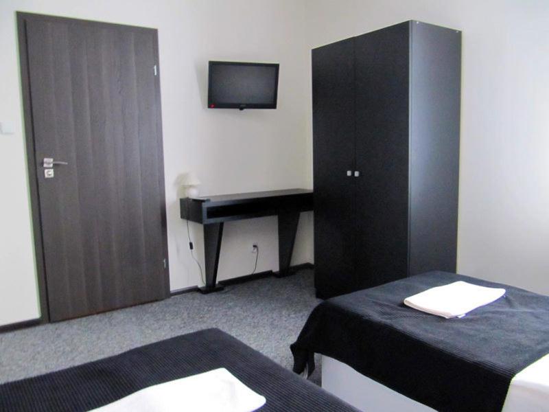 Twin Room image 4