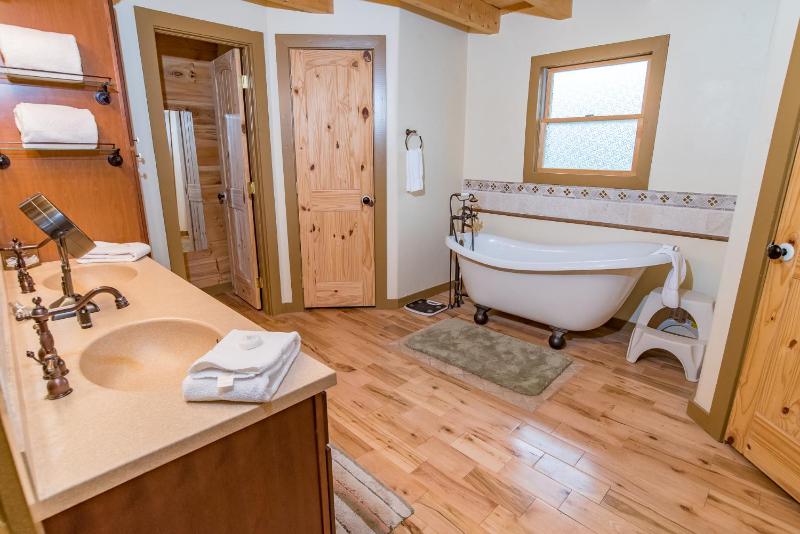 Bear Creek Mining Lodge: Mountain Style Hot Tub - image 18