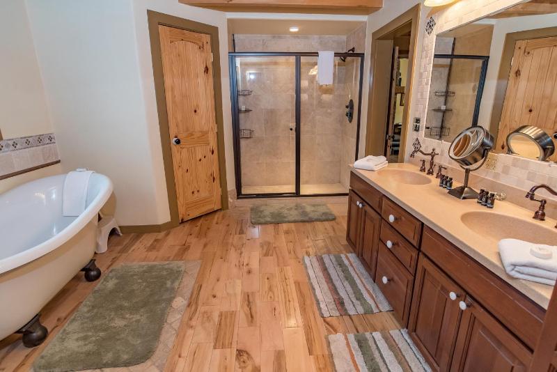 Bear Creek Mining Lodge: Mountain Style Hot Tub - image 22