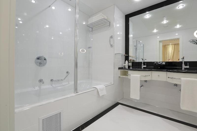 Deluxe Double Room image 3